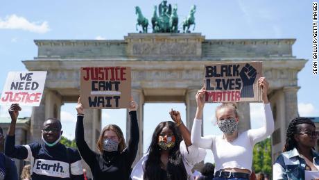 La gente participa en una manifestación contra el racismo frente a la Puerta de Brandenburgo en Berlín el domingo. 