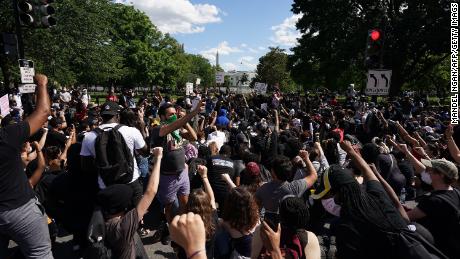 Los manifestantes se reúnen cerca de la Casa Blanca el domingo.