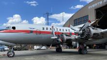 Cloudmaster Douglas DC-6B se está preparando para su último vuelo en Fairbanks, Alaska, en mayo. 