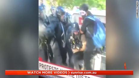 Periodistas australianos atacados por la policía.