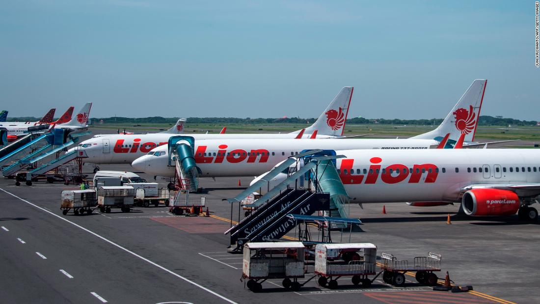 Lion Air en Indonesia reanuda los vuelos, los cancela nuevamente