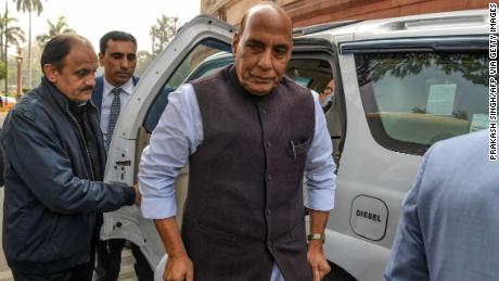 El ministro de Defensa indio, Rajnath Singh (C), llega a Nueva Delhi el 11 de febrero.