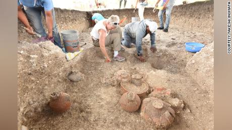 Además de mapear Aguada Fenix ​​desde el cielo, el equipo también descubrió este lugar descubriendo vasijas de cerámica y otros artículos.