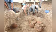 Además de mapear Aguada Fenix ​​desde el cielo, el equipo también descubrió este lugar descubriendo vasijas de cerámica y otros artículos.