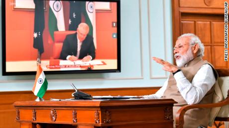 El primer ministro indio, Narendra Modi, habla en una reunión virtual con el primer ministro australiano Scott Morrison en Nueva Delhi, India, el jueves 4 de junio de 2020. 