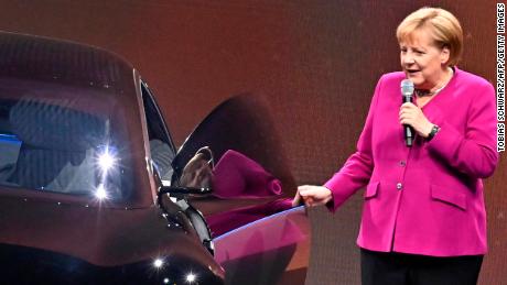 La canciller alemana, Angela Merkel, retratada junto a un Mercedes eléctrico en 2019.