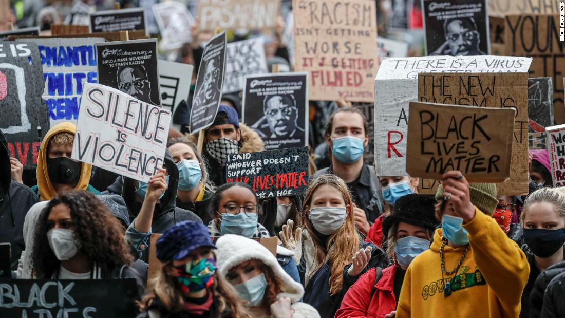 La protesta de Black Black Lives Matter atrae a miles
