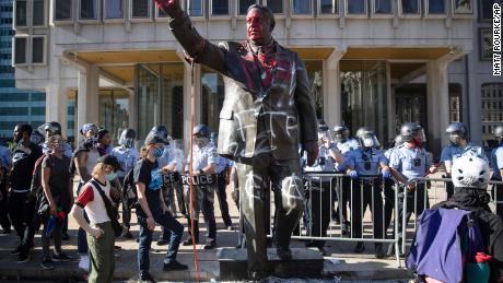 Estas controvertidas estatuas fueron retiradas después de las protestas sobre la muerte de George Floyd