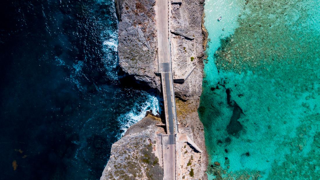 Un puente de ventana de vidrio y monumentos inusuales de Eleuther en las Bahamas