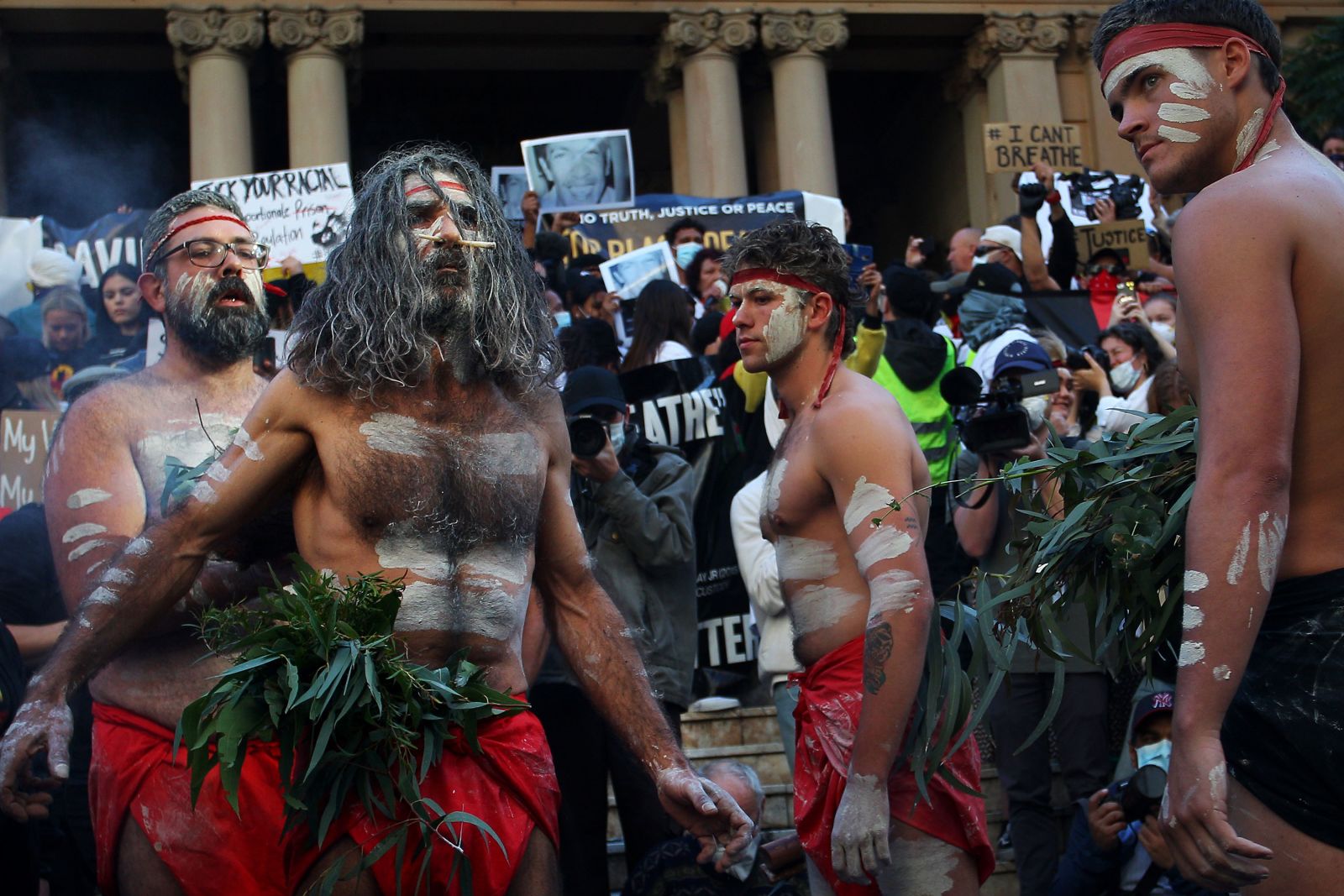 Los manifestantes locales celebran una ceremonia tradicional de fumar en el Ayuntamiento de Sydney, Australia, el 6 de junio.