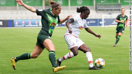 Eunice Beckmann (FC) del FC Koln evita a Anna Blässe de Wolfsburg.
