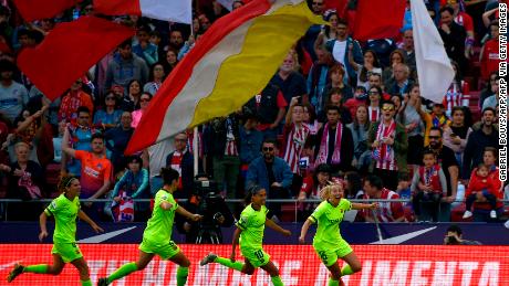 El delantero del Barcelona Toni Duggan (R) celebra durante el partido de liga española contra el Atlético.