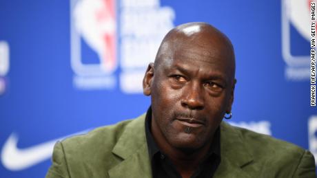 Michael Jordan habla en una conferencia de prensa antes del partido Milwaukee Bucks y Charlotte Hornets.