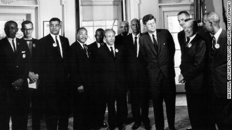 El presidente John F.Kennedy se reúne con líderes de derechos civiles en la Casa Blanca el 28 de agosto de 1963.