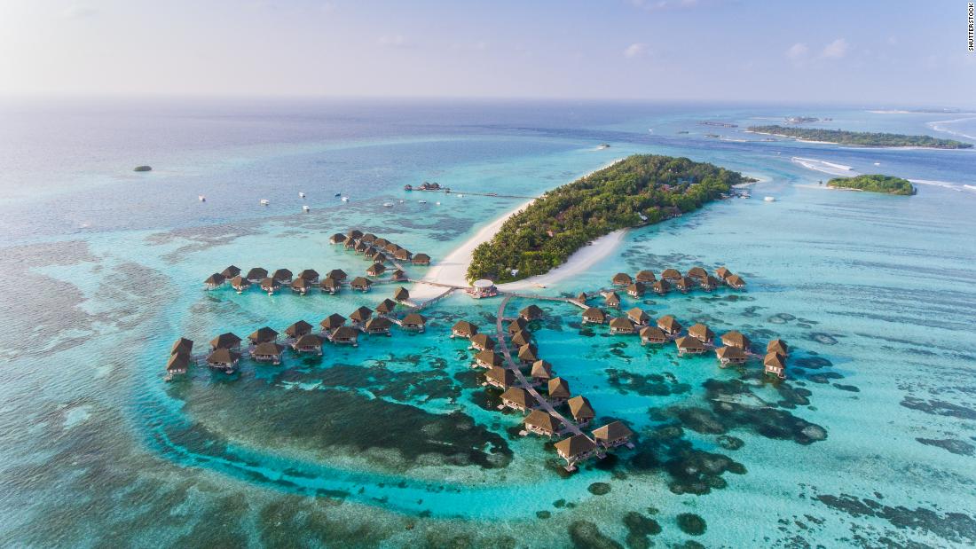 Maldivas planean reabrir para turistas en julio