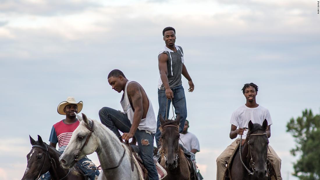 "Delta Hill Riders" de Rory Doyle se centra hoy en la cultura de los vaqueros negros