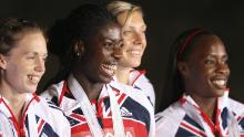 Lee Mcconnell del Reino Unido, Christine Ohuruogu, Nicola Sanders y Okoro celebran en el podio después de las finales de relevos femeninos de 4x400m, el 2 de septiembre de 2007, en el 11º Campeonato Mundial de Atletismo de la IAAF en Osaka. Estados Unidos ganó contra Jamaica y los británicos.