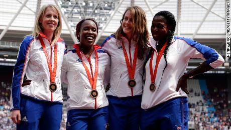 El equipo de relevos femeninos de 4x400m en el Reino Unido celebra la recepción de las medallas de bronce reasignadas de los Juegos Olímpicos de Beijing 2008. El primer día de los Juegos de Aniversario de Muller en el estadio de Londres el 21 de julio de 2018 en Londres.
