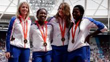 El equipo de relevos femeninos de 4x400m en el Reino Unido celebra la recepción de las medallas de bronce reasignadas de los Juegos Olímpicos de Beijing 2008. El primer día de los Juegos de Aniversario de Muller en el estadio de Londres el 21 de julio de 2018 en Londres.