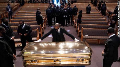 Joe Biden y el reverendo Al Sharpton comentan sobre el funeral de George Floyd en Houston