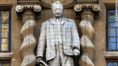¿Quién es Cecil Rhodes y por qué los manifestantes en Gran Bretaña protestan contra su estatua?