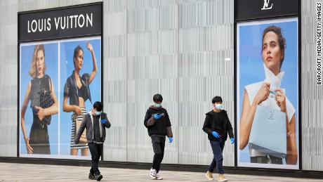 Cerró la tienda Louis Vuitton en Wuhan en marzo. Su empresa matriz, LVMH, dijo a los inversores en abril que las ventas de la mayoría de las marcas en China habían aumentado cuando el mercado reabrió.