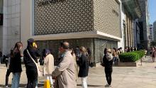 Los compradores hacen cola para ingresar a la boutique Louis Vuitton en Seúl en mayo. 