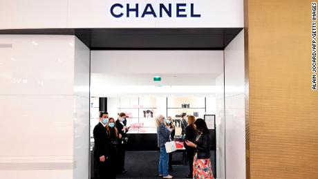 Los vendedores dan la bienvenida a los clientes en Chanel en Galeries Lafayette, el primer día de apertura de grandes almacenes en mayo en París.