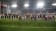 Otago Highlanders se alineó antes del comienzo del partido en el estadio Forsyth Barr en Dunedin, el primero desde que se redujeron las restricciones de Covid-19 en Nueva Zelanda.