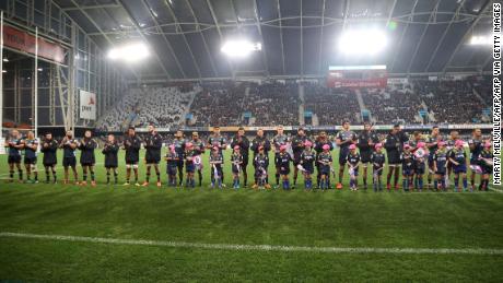 Otago Highlanders se alineó antes del comienzo del partido en el estadio Forsyth Barr en Dunedin, el primero desde que se redujeron las restricciones de Covid-19 en Nueva Zelanda.