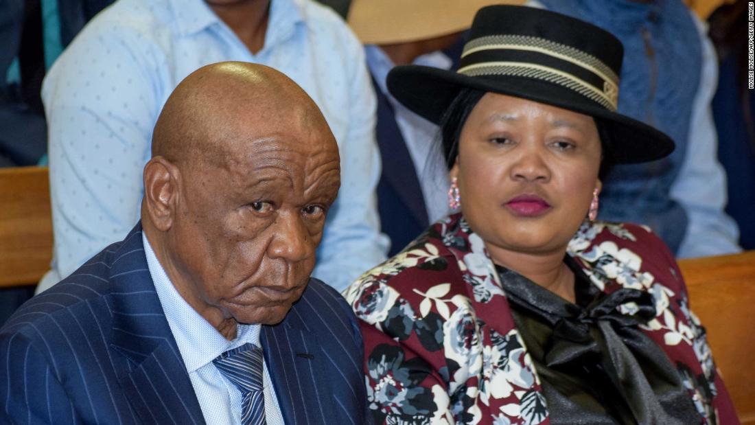 Asesinato de Lesotho: el ex primer ministro y su esposa pagaron a una banda criminal, según documentos judiciales