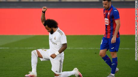 Marcelo se arrodilló sobre una rodilla y levantó el puño en un gesto de solidaridad con el movimiento Black Lives Matter después de marcar el tercer gol del Real.