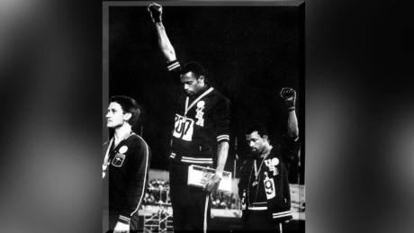 Tommie Smith (en el centro) y John Carlos (a la derecha) en el podio en los Juegos Olímpicos de 1968 en México.
