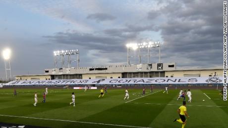 El Real Madrid decidió usar las gradas vacías en el Estadio Alfredo di Stefano para exhibir la pancarta 