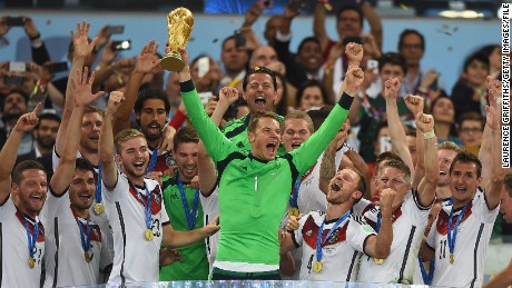El portero alemán Neuer levanta la copa del mundo con su equipo después de derrotar a Argentina 1: 0 en la final de la Copa del Mundo de 2014.