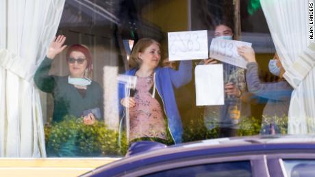 Los residentes de Skellig Star durante la cuarentena saludan a los residentes que protestan afuera el 7 de mayo.