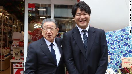 El presidente de Sanrio, Shintaro Tsuji, le entrega la compañía a su nieto, Tomokuni Tsuji.
