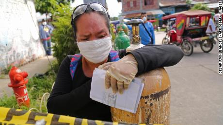 Los peruanos demandan oxígeno cuando el coronavirus hace estragos 