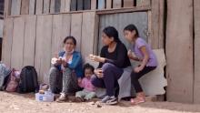 Maria Tambo, a la izquierda, toma un descanso con sus hijos, Melec, Amelie y Yacira.