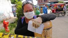 Los peruanos demandan oxígeno cuando el coronavirus hace estragos 