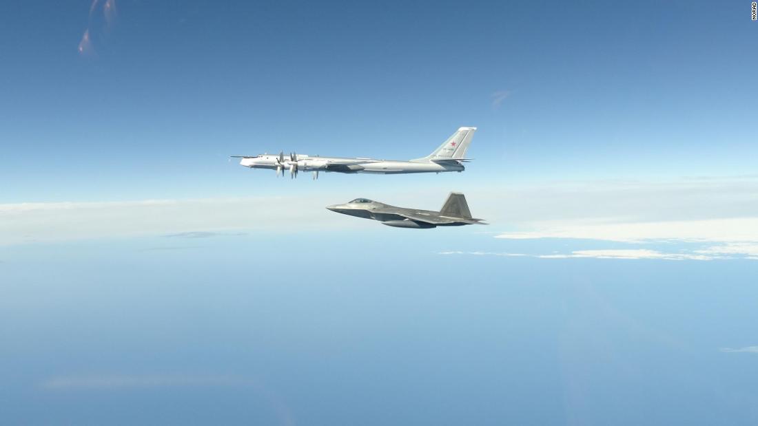 Aviones militares estadounidenses interceptaron a dos bombarderos y aviones rusos frente a la costa de Alaska por segunda vez a la semana