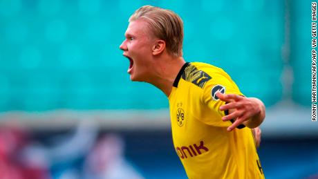 El delantero del Dortmund Erling Braut Haaland muestra su alegría después de marcar el segundo gol decisivo para el Borussia Dortmund en el RB Leipzig. 