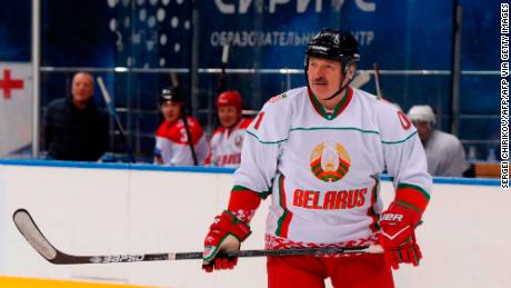 & # 39; Es mejor morir de pie que vivir de rodillas, & # 39; dice el presidente de Bielorrusia, Alexander Lukashenko, en un partido de hockey sobre hielo
