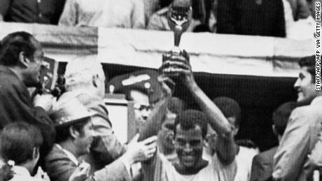 El capitán Carlos Alberto sostiene la copa de Jules Rimet después de que Brasil venció a Italia por 4-1 en la final de la Copa del Mundo en 1970.