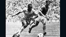 Pelé regatea al defensa italiano Tarcisio Burgnich, quien luego alabó a la estrella de Brasil.
