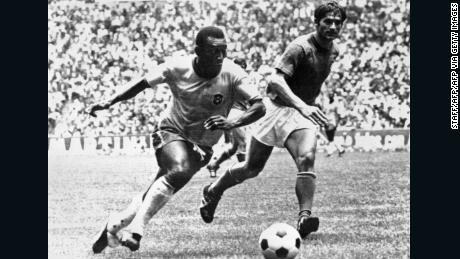 Pelé regatea al defensa italiano Tarcisio Burgnich, quien luego alabó a la estrella de Brasil.
