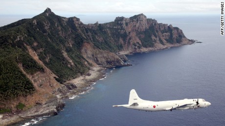 Un avión militar japonés está volando sobre las islas de Senakuku / Diaoyu en este archivo fotográfico.