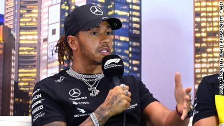 Hamilton habla con los medios durante una conferencia de prensa antes del Gran Premio de Melbourne.