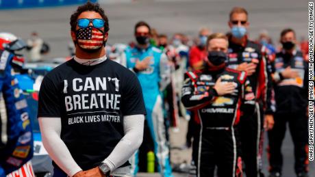 Para los fanáticos negros de NASCAR, la prohibición de la bandera confederada es bienvenida pero hace mucho tiempo