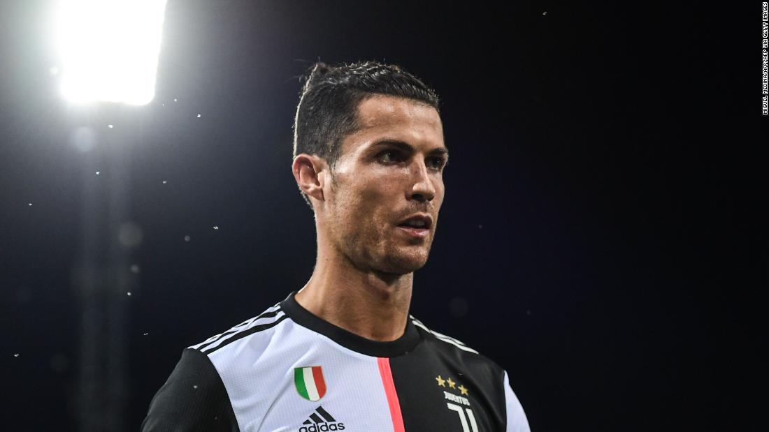 Cristiano Ronaldo anota cuando la Juventus se acerca a la Serie A.